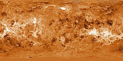 Mappa topografica di Venere. Proiezione equirettangolare. Area rappresentata: 90°N-90°S; 180°W-180°E.