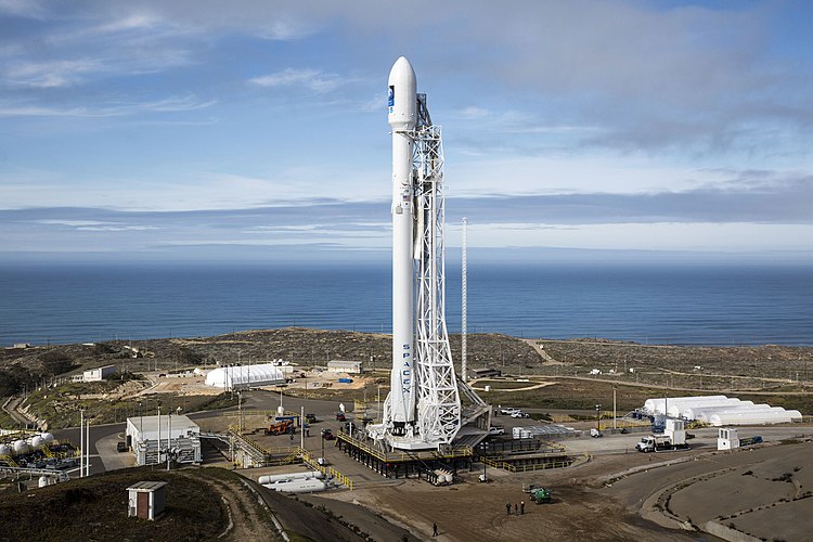 Ракета-носитель Falcon 9 со спутником Jason-3 на стартовом комплексе базы Ванденберг