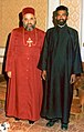 O patriarca de Antioquia ortodoxo Inácio Zakka I Iwas (em batina vermelha) e um padre (de preto)