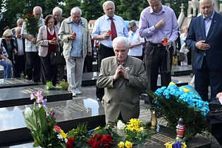 Петро Франко молиться на могилі Петра Дужого