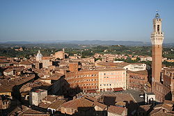 Pemandangan Piazza del Campo (Lapangan Campo), Menara Mangia Tower (Torre del Mangia), dan Katedral Santa Maria Assunta