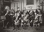 เจ้าแผ่นดิน 9 ประเทศ ในปี ค.ศ. 1910 ซ้ายไปขวา: สมเด็จพระราชาธิบดีโฮกุนที่ 7 แห่งนอร์เวย์, พระเจ้าซาร์เฟอร์ดินานด์ที่ 1 แห่งบัลแกเรีย, พระเจ้ามานูเอลที่ 2 แห่งโปรตุเกส, จักรพรรดิวิลเฮ็ล์มที่ 2 แห่งเยอรมนี, พระเจ้าจอร์จที่ 1 แห่งกรีซ และ สมเด็จพระเจ้าอัลแบร์ที่ 1 แห่งเบลเยียม ที่นั้ง, จากซ้ายไปขวา: พระเจ้าอัลฟอนโซที่ 13 แห่งสเปน, สมเด็จพระเจ้าจอร์จที่ 5 แห่งสหราชอาณาจักร และ สมเด็จพระเจ้าเฟรเดอริกที่ 8 แห่งเดนมาร์ก
