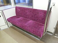 優先席のモケットは紫色を採用