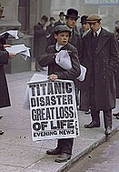 タイタニック沈没を報じる新聞を配布する新聞配達員の少年（1912年4月16日ロンドンのホワイト・スター・ライン社前）