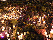 2011年のノルウェー連続テロ事件の犠牲者に供えられた花とキャンドル。