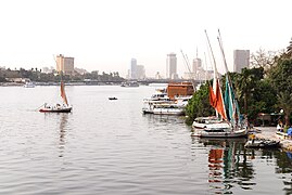 La rivero Nilo fluas tra Kairo, kontrastante antikan kutimaron kun la ĉiutaga vivostilo de la moderna urbo nuntempa.