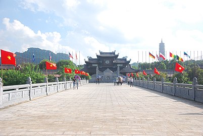 Cầu đá vào cổng Tam Quan trong