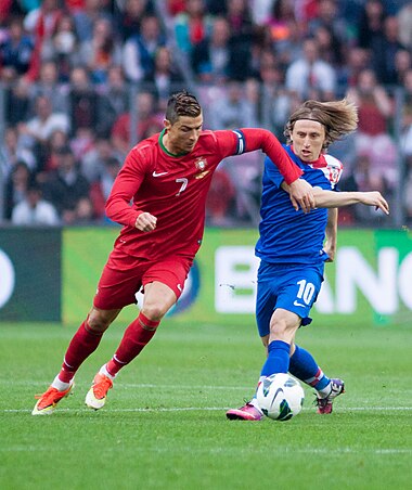 Cristiano Ronaldo obchází Luku Modriće během přátelského utkání Portugalska s Chorvatskem v červnu 2013, v němž na Stade de Genève vstřelil jediný gól