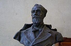 Busto del rector Jorge Huneeus Zegers en la Facultad.