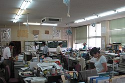غرفة مدرس في مدرسة أونيزوكا الإعدادية للأحداث الواقعة في كاراتسو, اليابان (عادةً ما تظل الفصول في مكان واحد وينتقل المدرس كل فترة)