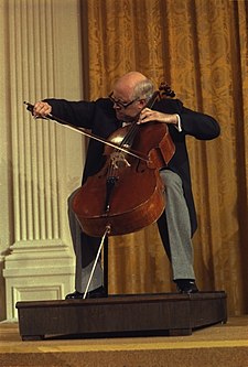 O violoncellista ruso Mstislav Rostropovich, mientres un concierto en 1978.