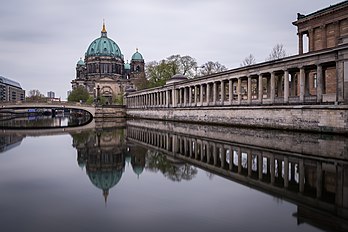 Vista da catedral de Berlim e seu reflexo no rio Spree em um dia nublado (definição 5 472 × 3 648)