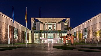 Vista noturna da fachada do edifício da Chancelaria Federal (em alemão Bundeskanzleramt), situado no centro de Berlim, Alemanha. (definição 7 658 × 4 255)