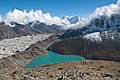 12. A Gokyo-tavak látképe az 5300 méter magas Gokyo Riről. Balra a Ngozumpa-gleccser, a Himalája legnagyobb és leghosszabb gleccsere, amely a közeli Cholatse, Taboche, Kangtega, Thamserku és más himalájai csúcsok alatt húzódik Nepál Khumbu régiójában (javítás)/(csere)