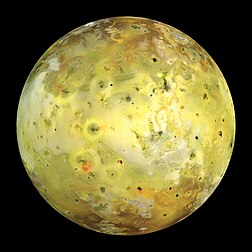 A sonda espacial Galileo da NASA captou as imagens de maior resolução de Io, a lua de Júpiter, em 3 de julho de 1999 durante sua passagem mais próxima por Io desde a sua órbita de inserção, no final de 1995 (definição 3 196 × 3 196)