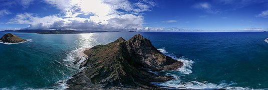 Panorama of the Mokes - Islands off the coast of Lanikai off the windward side of O'ahu in Hawai'i, USA.jpg
