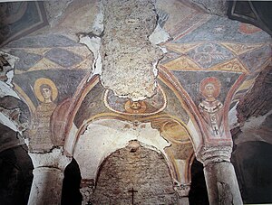 Alcuni affreschi della cripta (XII secolo).