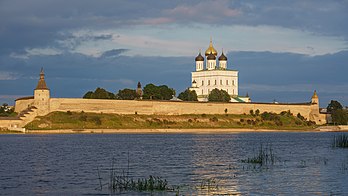 Vista da cidadela de Pskov ao entardecer, Rússia (definição 7 298 × 4 105)