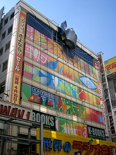 Mô hình vệ tinh nhằm quảng bá cho trò chơi ở tòa nhà Radio Kaikan ngoài đời thực tại Akihabara vào tháng 10 năm 2011