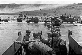 Amerikanske tropper og kjøretøy på vei i land, Omaha-stranden (stor versjon)