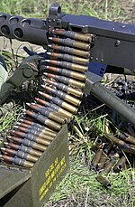 Mitraljez Browning M2 čiji pojas drži metke kalibra .50 (12,7mm). Svaki peti metak s crvenim vrhom je zapaljivi oklopno-probijajući obilježavajući metak.