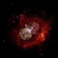 Velmi hmotná hvězda Eta Carinae uvnitř mlhoviny Homunculus na snímku z HST.