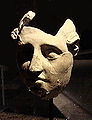 تندیسی از صورت یک زن، پایگاه باستانی آی‌خانم/ماه‌بانو، سدهٔ دوم پیش از میلاد.