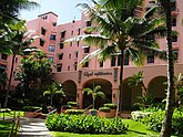 Ројал хавајски хотел у Хонолулуу, на Хавајима, изграђен 1927, био је први хотел на Ваикики плажи. Специфичан је по розе боји која делује егзотички и даје контраст са плаветнилом мора и зеленим пејзажом.