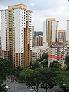 Sebuah foto diambil di samping Toa Payoh Lorong 7, Singapura: Blok 12, dimana pembunuhan tersebut terjadi, yang merupakan blok kecil di bagian kanan. Apartemen itu sendiri diwarnai merah.
