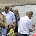 Der rheinland-pfälzische Umweltstaatssekretär Thomas Griese und Christoph Heider, HIT-Umweltstiftung füllen am 2. Juni 2017 in Kripp Maifischlarven in Gläser zum Einsetzen in den Rhein