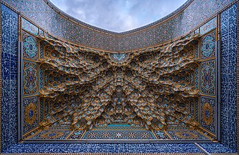 Abóbadas decorativas de mocárabes na entrada ivã do Santuário de Fátima Masumeh em Atabki Sahn, Qom, Irã (definição 12 008 × 7 802)