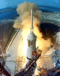 Lançamento do foguete Saturno V com a tripulação da missão Apollo 11, em 16 de julho de 1969 (definição 2 400 × 3 000)
