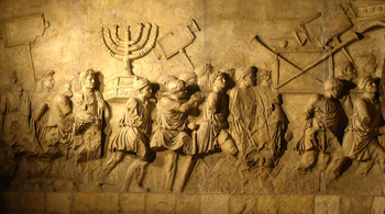 نقش في قوس تيتوس في روما منذ عام 82م يُظهر جلب الغنائم من المعبد في القدس بعد انتصار تيتوس عقب حصار القدس عام 70م