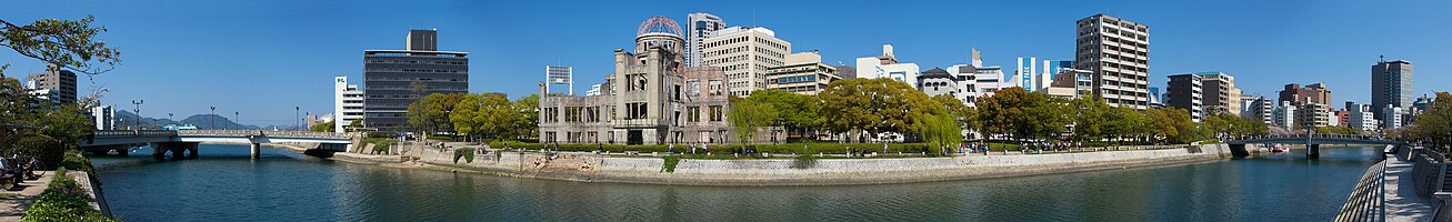 広島平和記念公園から元安川を挟んで望む原爆ドーム。左は相生橋、右は元安橋。