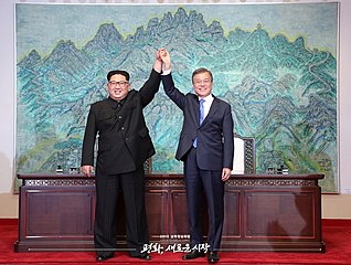 남과 북 두정상 문재인 대통령과 김정은 국무 위원장이 판문점 선언이후 손을 잡아 들고 있다.