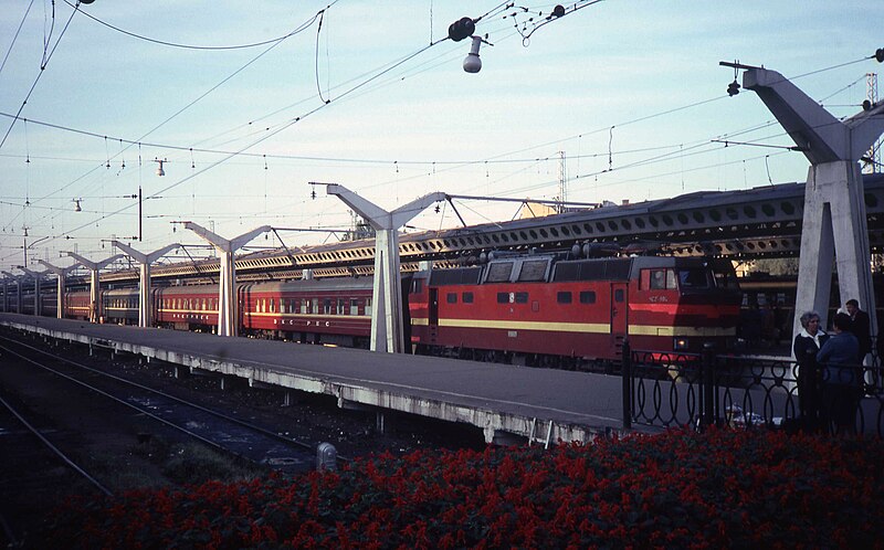File:Sint-Petersburg trains in 1982 II.jpg