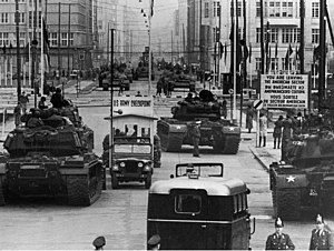 Yhdysvaltojen M48 Patton -panssarivaunuja kohtaamassa Neuvostoliiton T-55-panssarivaunuja Checkpoint Charliella lokakuussa 1961.