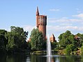 Landskrona és cèlebre pels seus parcs i bonics edificis. La imatge mostra el llac de Sant Olof i l'antiga torre de l'aigua.