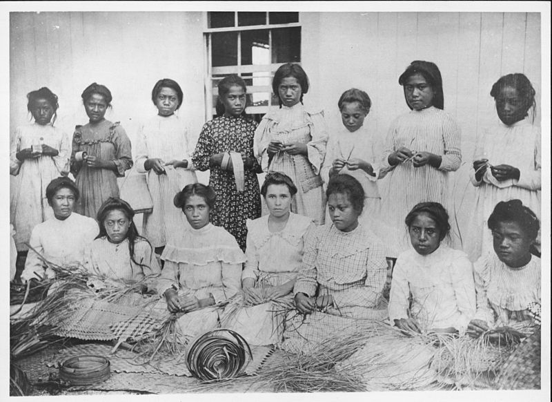 File:Group of Lauhala weaver, ca. 1900 (PP-33-7-001).jpg