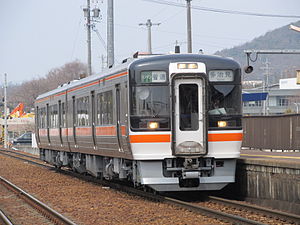 小泉駅に入線するキハ75形気動車
