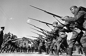 Яугирҙарҙы һуғышҡа китеү алдынан өйрәтеү. Мәскәү, 1941 йылдың авгусы