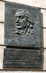Portrédomborműve Miskolcon