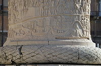 Detalj av kolonnens reliefer.