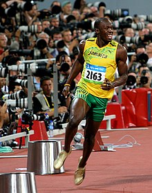 Усейн Болт святкує приблизно через 1-2 секунди після своєї перемоги на дистанції 100 метрів на Олімпіаді в Пекіні 2008 року, побивши світовий рекорд.