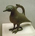 鳥を象った真鍮の水差し。11-12世紀、イラン。スペイン国立考古学博物館蔵
