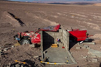 Cena de um carro acidentado em uma estrada perto de San Pedro de Atacama, Chile. Ao lado dele, um memorial está sendo construído. (definição 8 688 × 5 792)