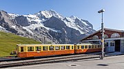 Thumbnail for File:Kleine Scheidegg mit Zugremise und Jungfraubahn (2012).jpg