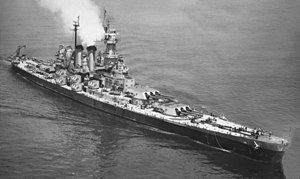 אוניית צי ארצות הברית קרוליינה הצפונית בלב ים ב-3 ביוני 1946. בשלב זה, רבים מכלי הנשק הנ"מ הקלים (תותחי בופורס 40 מ"מ ואורליקון 20 מ"מ) שהותקנו במהלך המלחמה הוסרו, בעוד שמכ"מים מודרניים יותר הורכבו