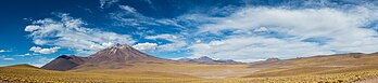 Paisagem vulcânica apresentando da esquerda para a direitaː vulcão Miñiques (5 910 m), cerro Tuyajto (5 460 m), cerro Murchota (4 567 m), cerros de Incahuasi (5 704 m), Andes, norte do Chile. (definição 14 950 × 3 320)