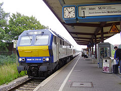 DE 2700 zieht einen NOB-Marschbahn-Express